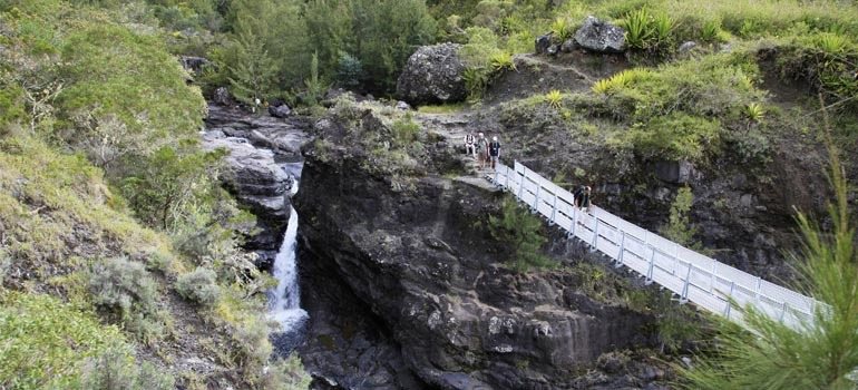 Passerelle au-dessus d'une ravine et de sa cascade