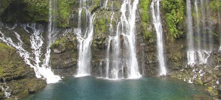 Cascades se jetant dans un bassin naturel