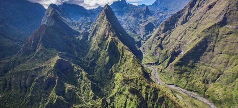 Remparts et pitons verdoyants d'un cirque de La Réunion vus d'en haut