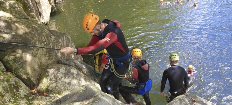 Initiation au canyoning : descente en rappel vers un bassin
