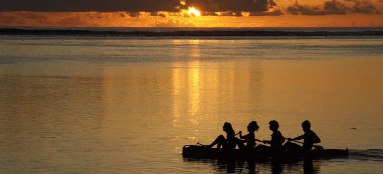 Silhouettes en kayak sur le lagon au coucher du soleil