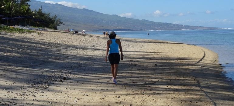 Promenade à pied sur la plage de La Saline les Bains, à l'ombre des filaos