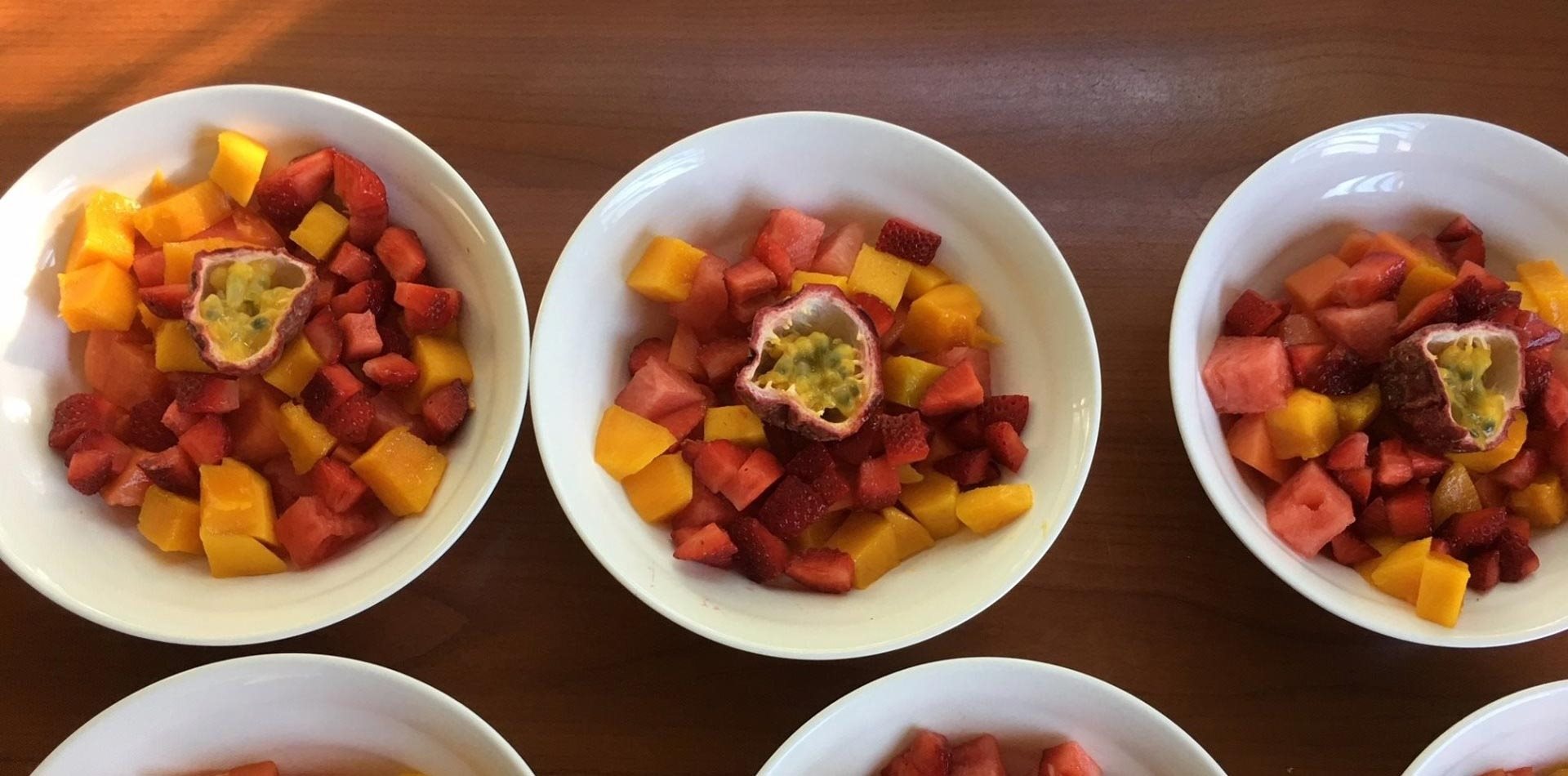 Bols de fruits frais du petit déjeuner : mangue, pastèque, fraises et fruit de la passion