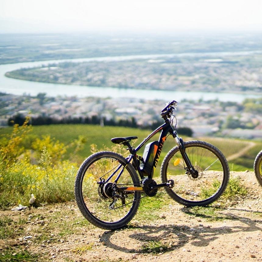 Vélo tout terrain garé sur un chemin en hauteur