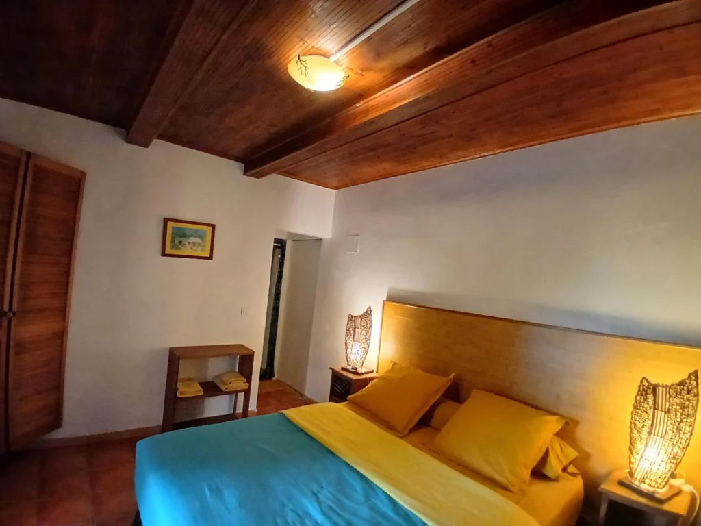 Chambre Jardin : lit double sous plafond en bois et lampes artisanales, chambres d'hôtes Lé Fé Coco, Saint-Paul (Réunion)