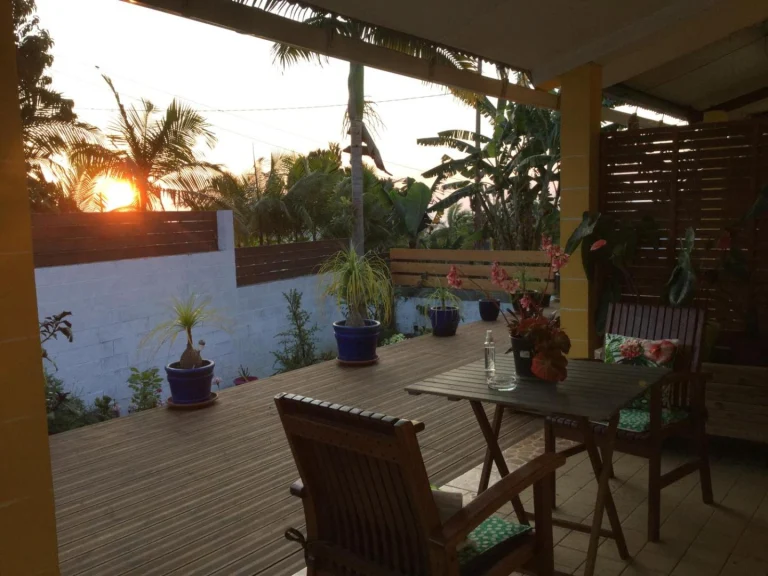 Terrasse en bois de la chambre d'hôtes Lé Fé Coco au coucher du soleil, Le Guillaume, Saint-Paul (La Réunion)