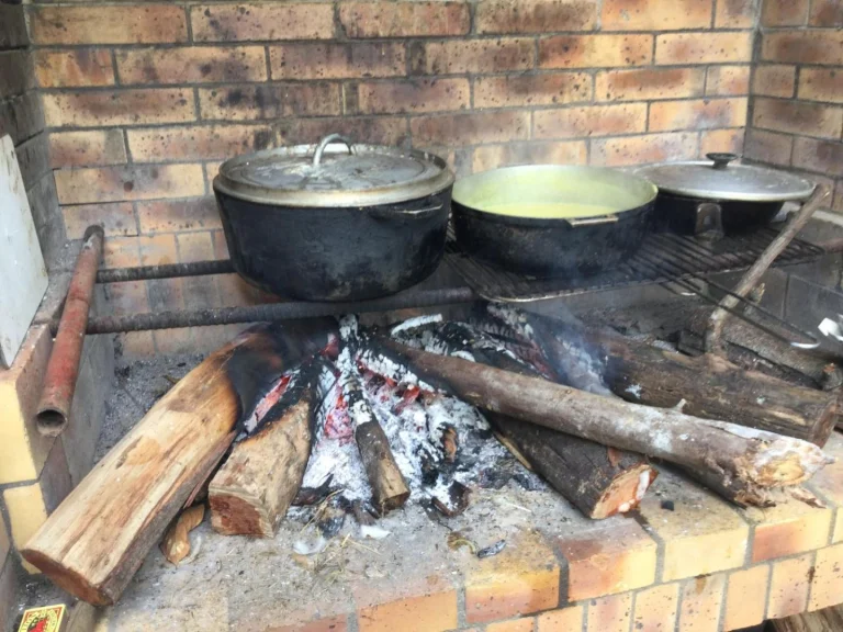 Caris qui cuisent au feu de bois dans des marmites en fonte, tradition créole à Lé Fé Coco