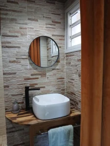 Salle d'eau moderne de la chambre Jardin avec vasque et miroir rond, Lé Fé Coco