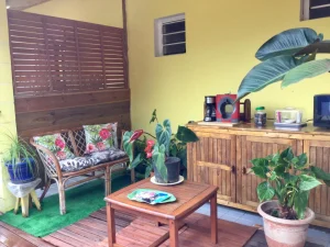 Salon extérieur en rotin et coin café de la chambre Jardin, chambres d'hôtes Lé Fé Coco, Le Guillaume