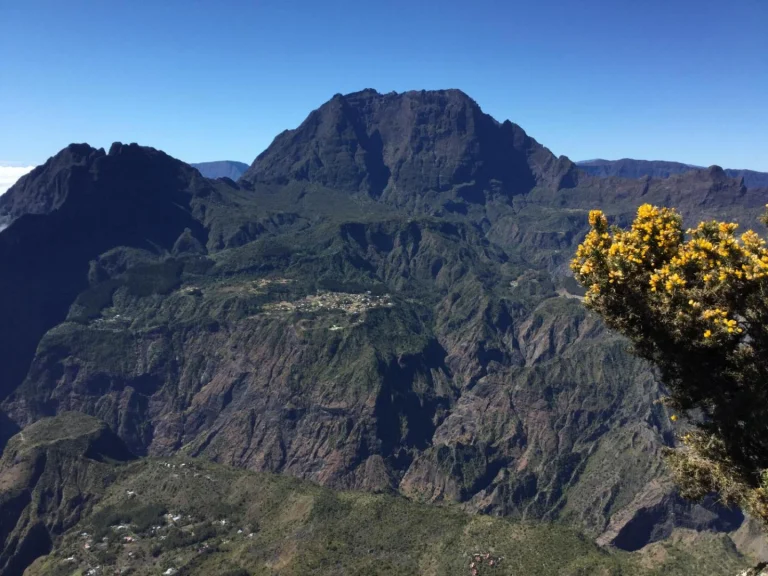 Vue sur le cirque de Mafate depuis le Piton Maïdo, à 35 minutes des chambres d'hôtes Lé Fé Coco, Saint-Paul