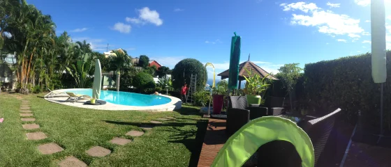 Jardin entretenu avec pelouse et piscine à La Réunion