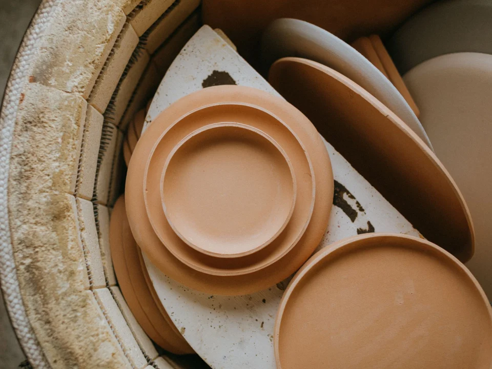 Assiettes en céramique prêtes pour la cuisson au four de l’atelier Palma