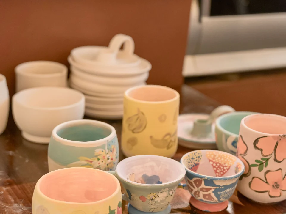 Tasses et mugs en céramique peints à la main, motifs fleurs et fruits aux couleurs pastel