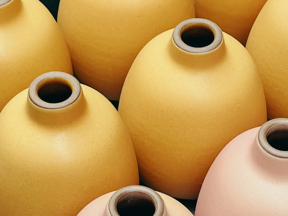 Vases en céramique émaillée jaune soleil et rose poudré, objets déco à peindre