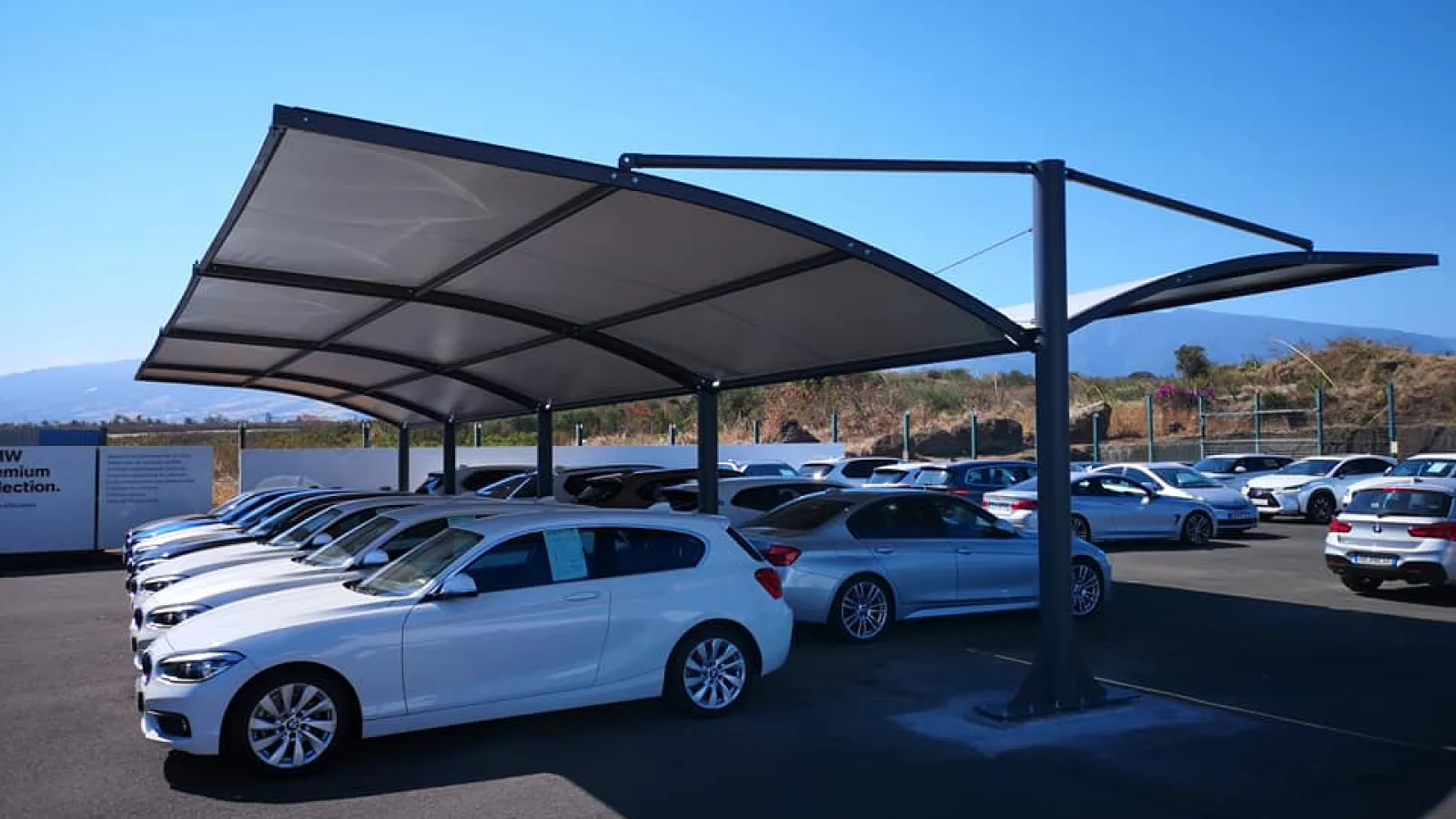 Carport en toile tendue protégeant des véhicules à La Réunion