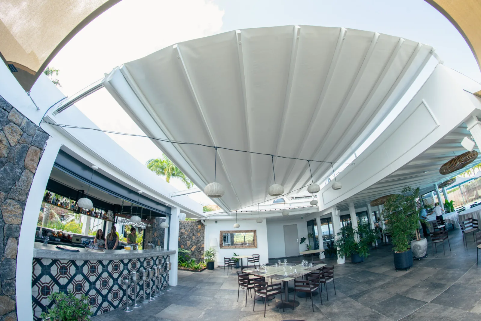 Pergola Hôtel Latitude 21 à La Réunion, réalisation Run Ombrage