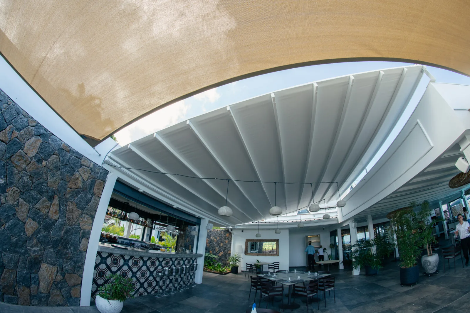 Pergola Hôtel Latitude 21 à La Réunion, réalisation Run Ombrage (photo 2)