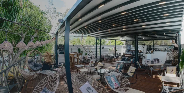 Pergola rétractable étanche installée à La Réunion par Run Ombrage