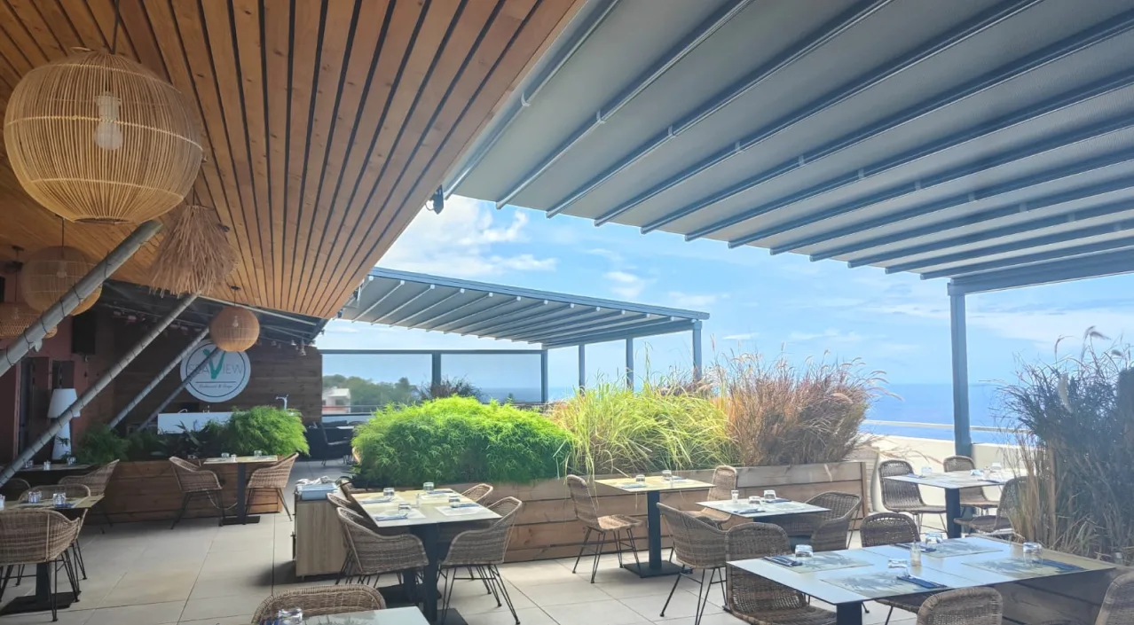 Pergola rétractable ouverte au-dessus d’une terrasse