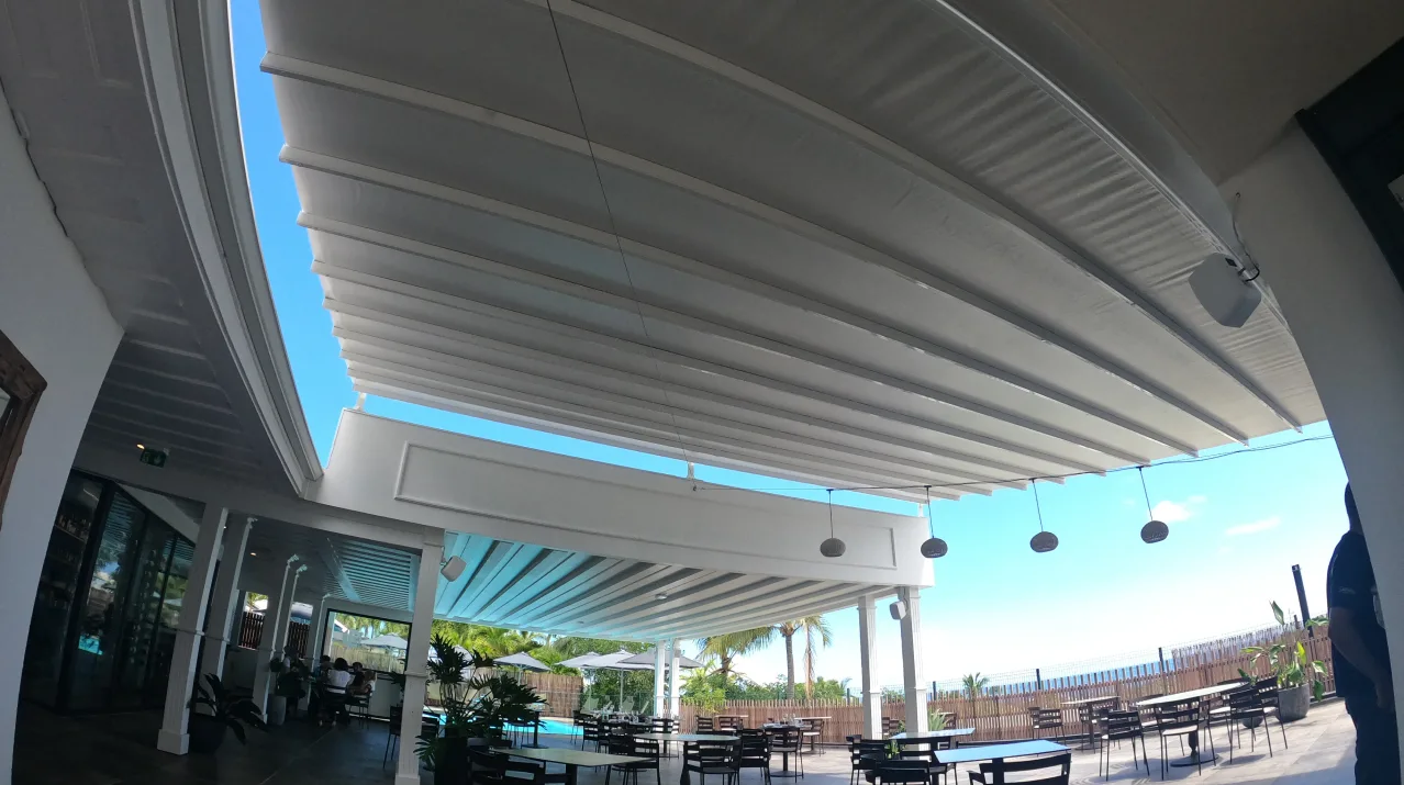 Pergola étanche avec éclairage LED intégré