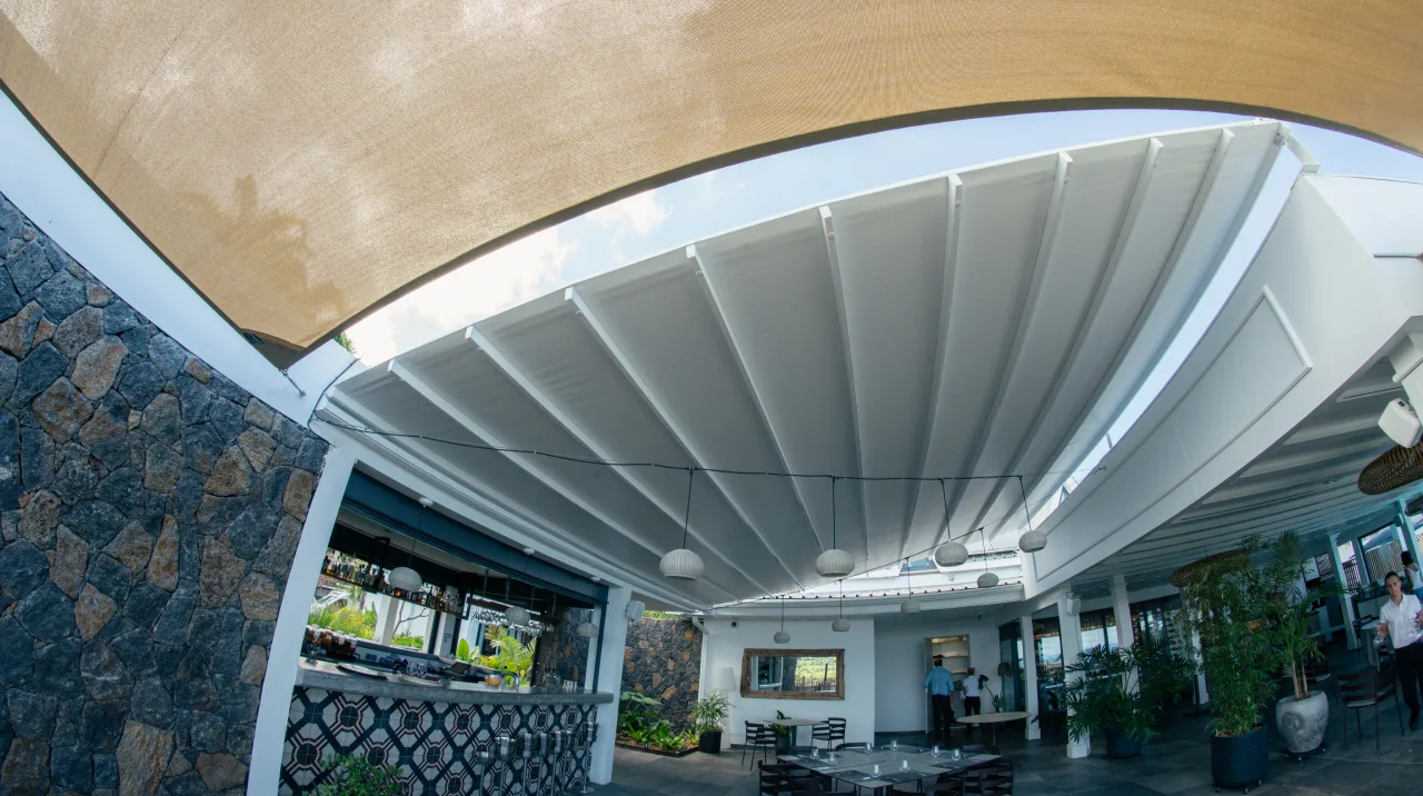 Pergola rétractable blanche installée par Run Ombrage