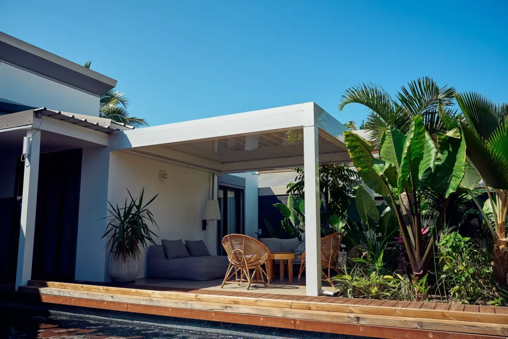 Pergola à toile rétractable ASTRO 2 sur une terrasse à La Réunion