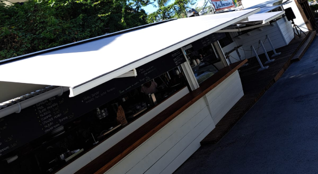 Store banne installé sur une façade à La Réunion par Run Ombrage