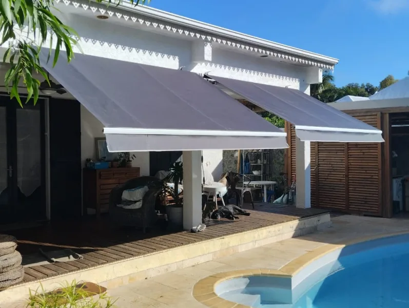 Store banne déployé au-dessus d’une terrasse
