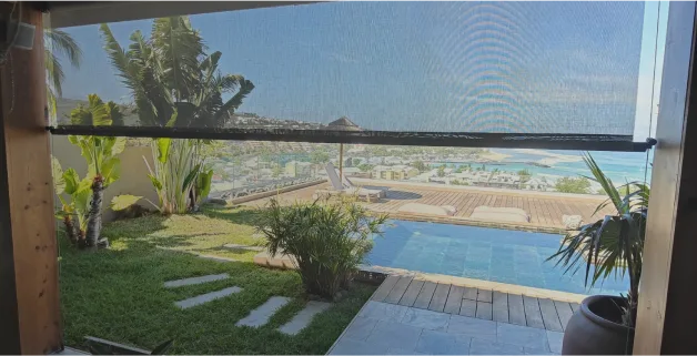 Stores verticaux extérieurs installés sur une varangue à La Réunion