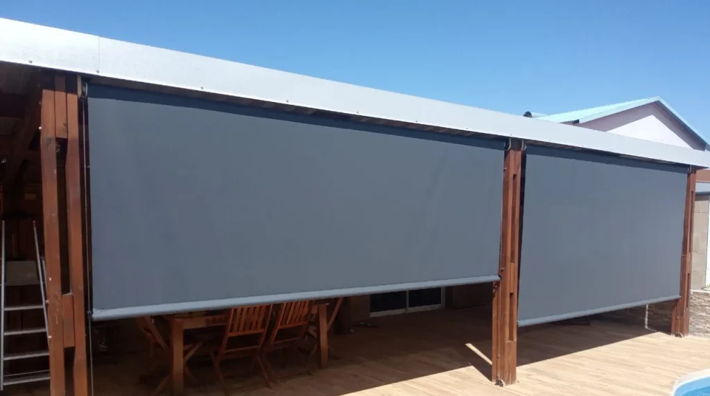 Store vertical extérieur en toile Soltis sur une terrasse