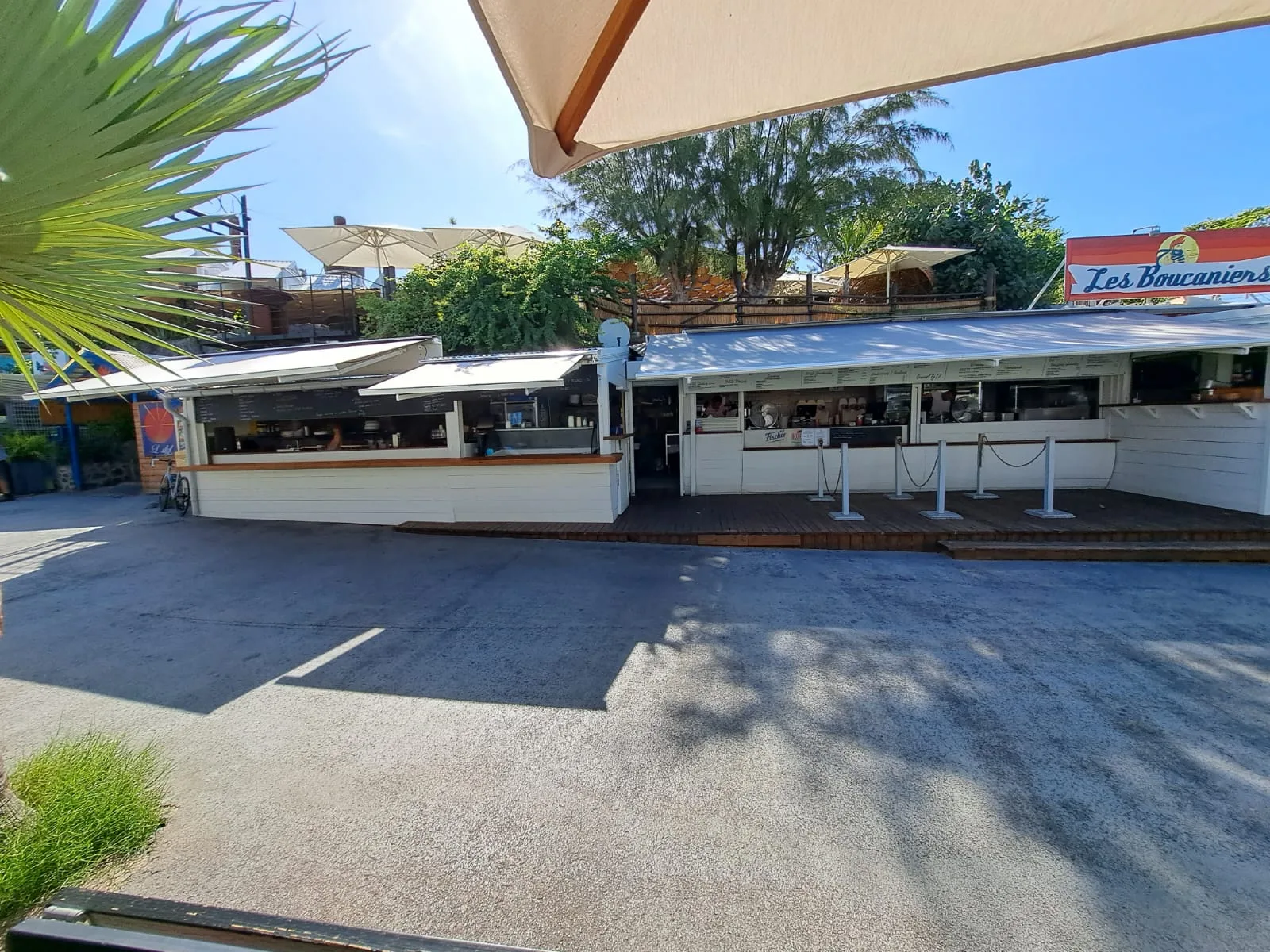 Stores bannes Les Boucaniers à La Réunion, réalisation Run Ombrage