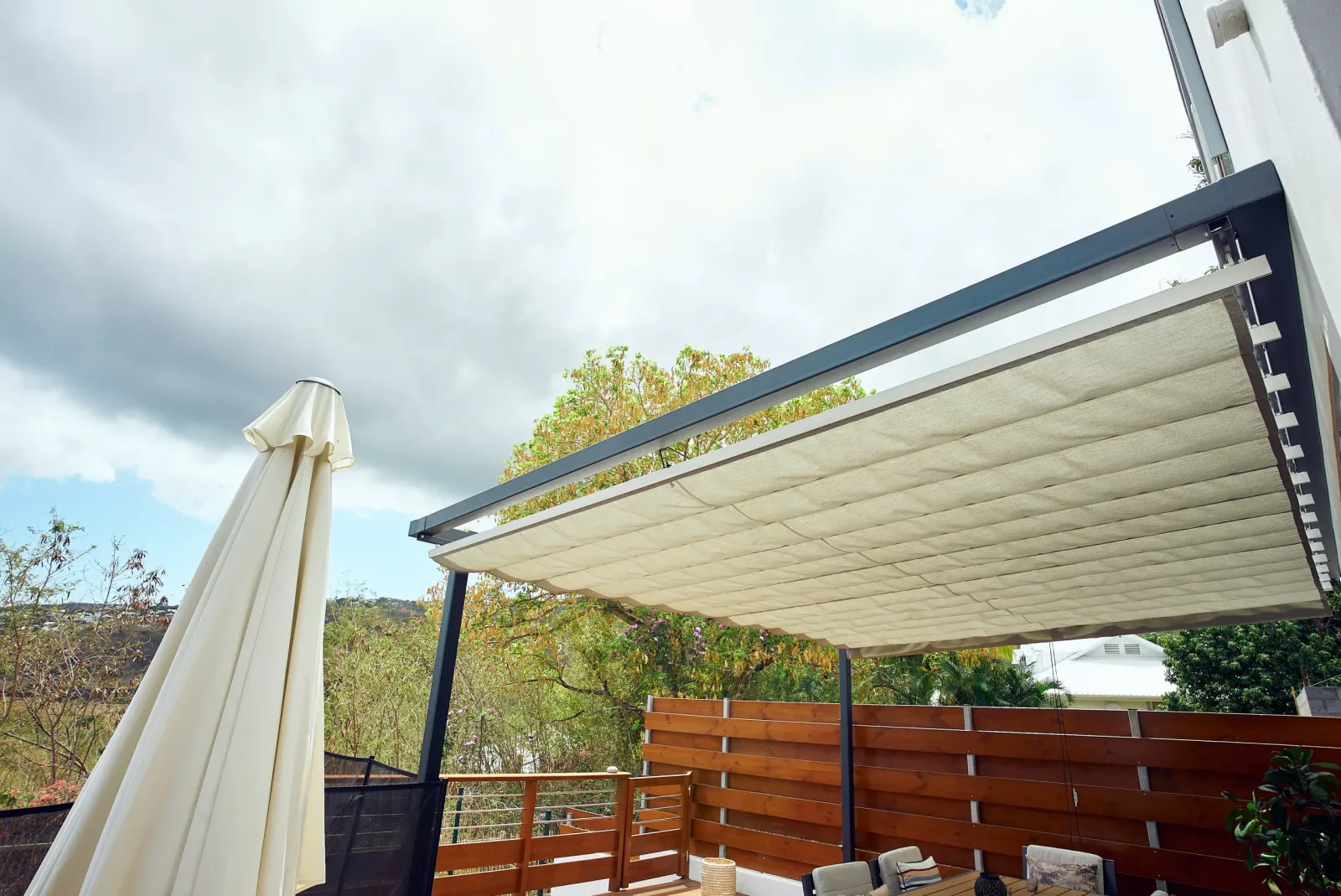 Vélum sur mesure au-dessus d’une terrasse de restaurant