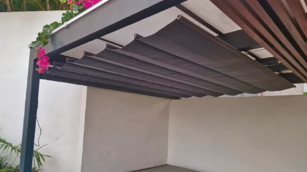 Vélum à effet de vague installé sur une terrasse à La Réunion