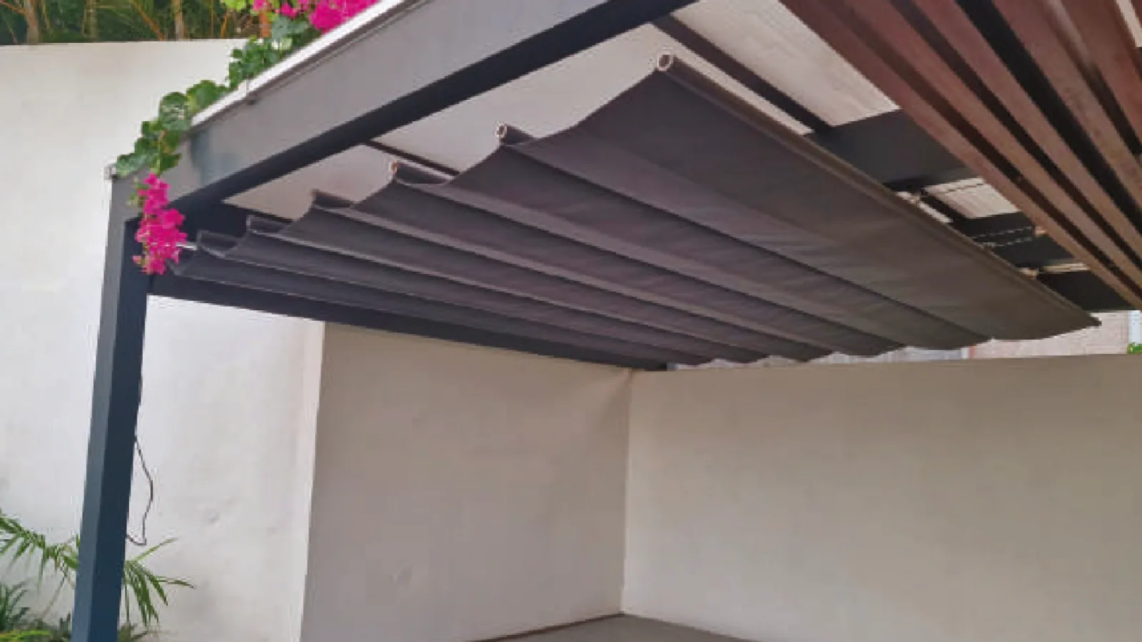Vélum à effet de vague installé sur une terrasse à La Réunion