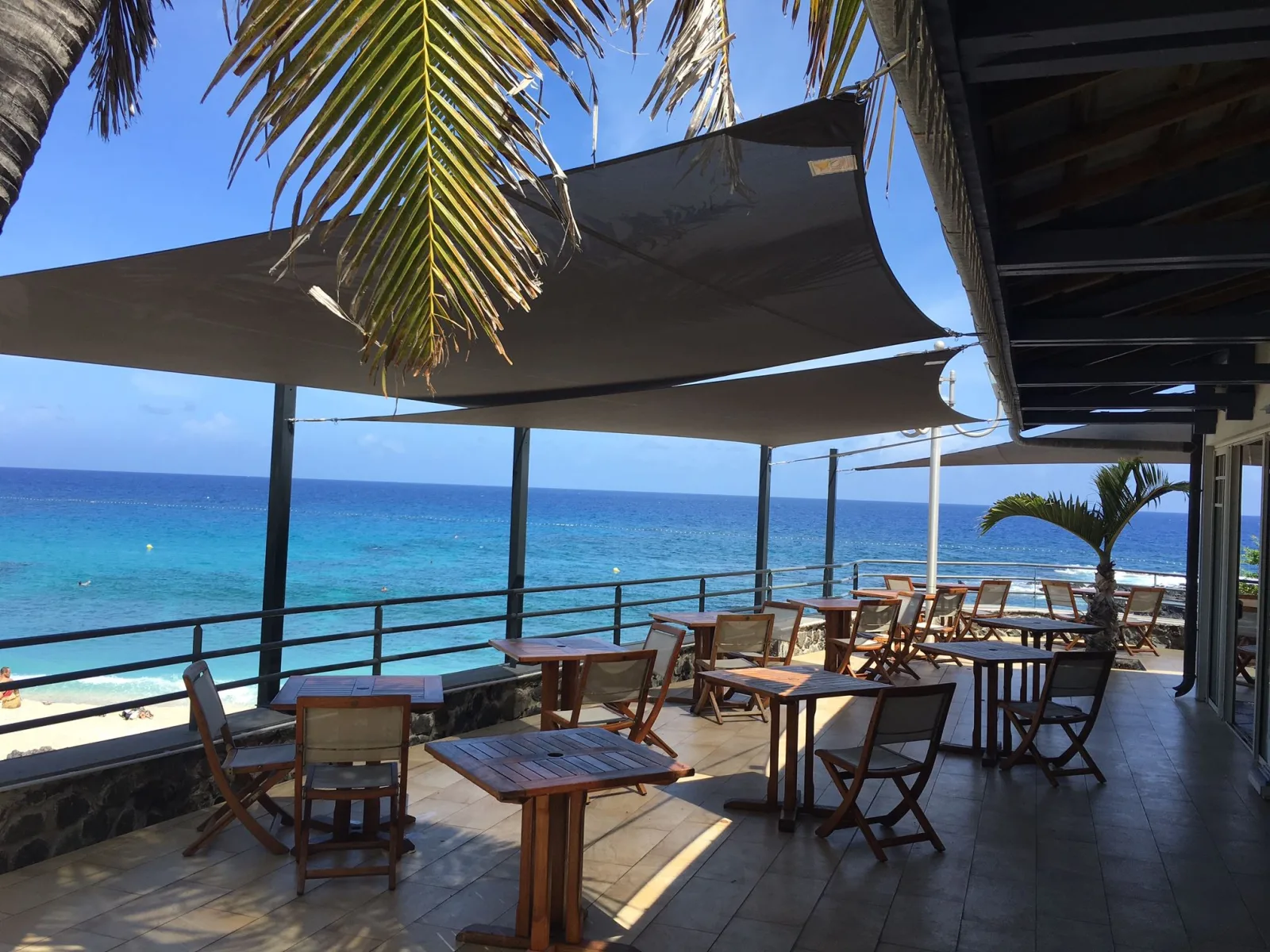 Voile d’ombrage Hôtel Boucan Canot à La Réunion, réalisation Run Ombrage