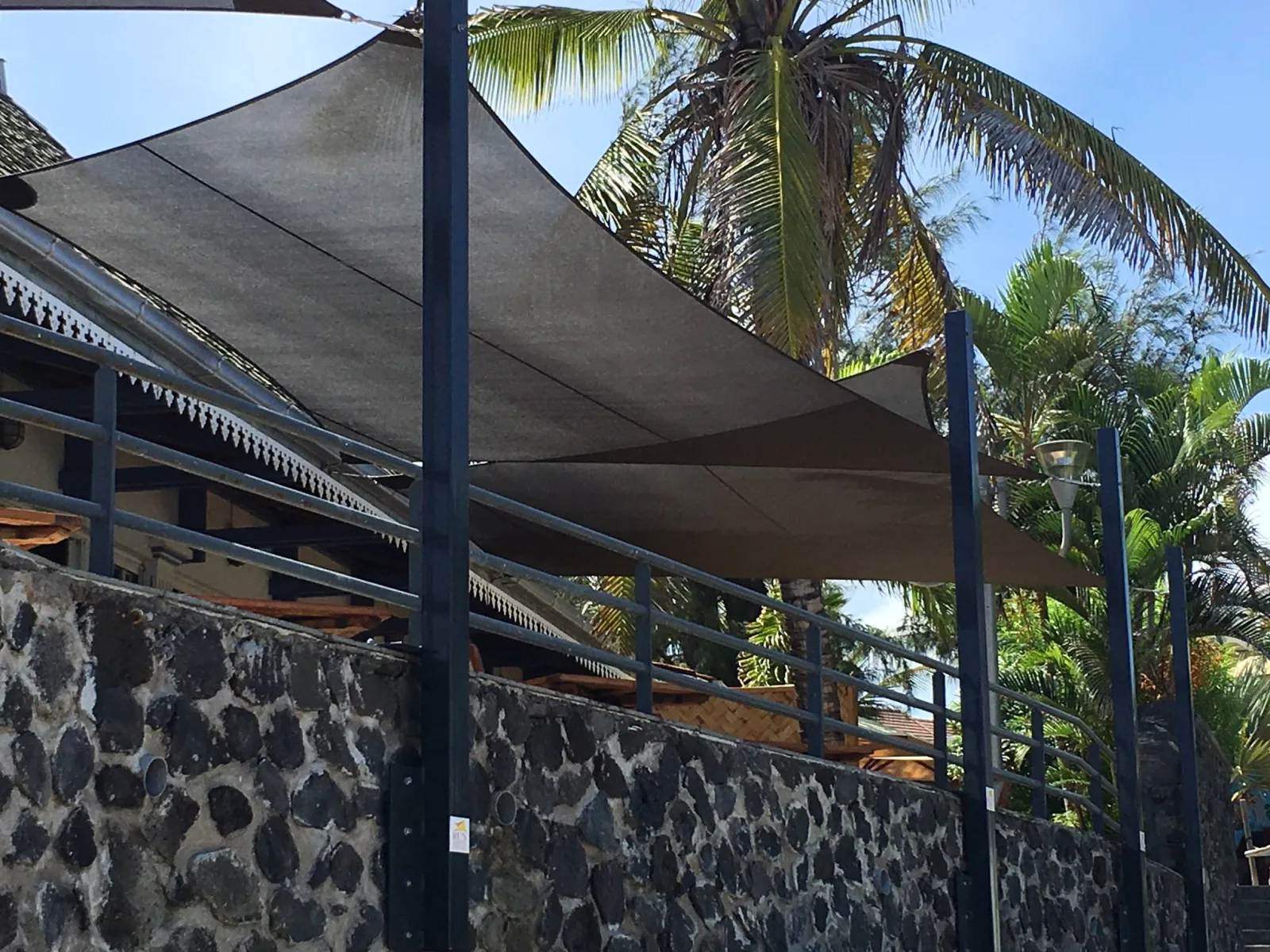Voile d’ombrage Hôtel Boucan Canot à La Réunion, réalisation Run Ombrage (photo 2)