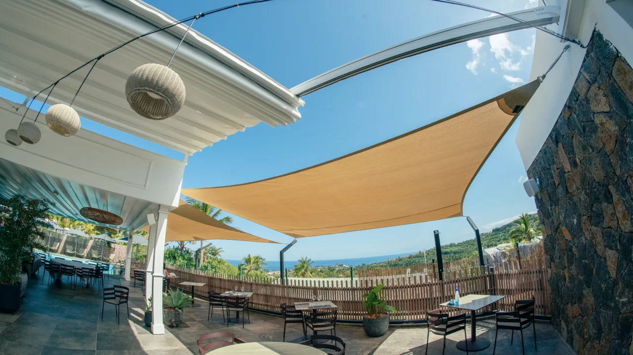 Voiles d’ombrage superposées sur une terrasse réunionnaise