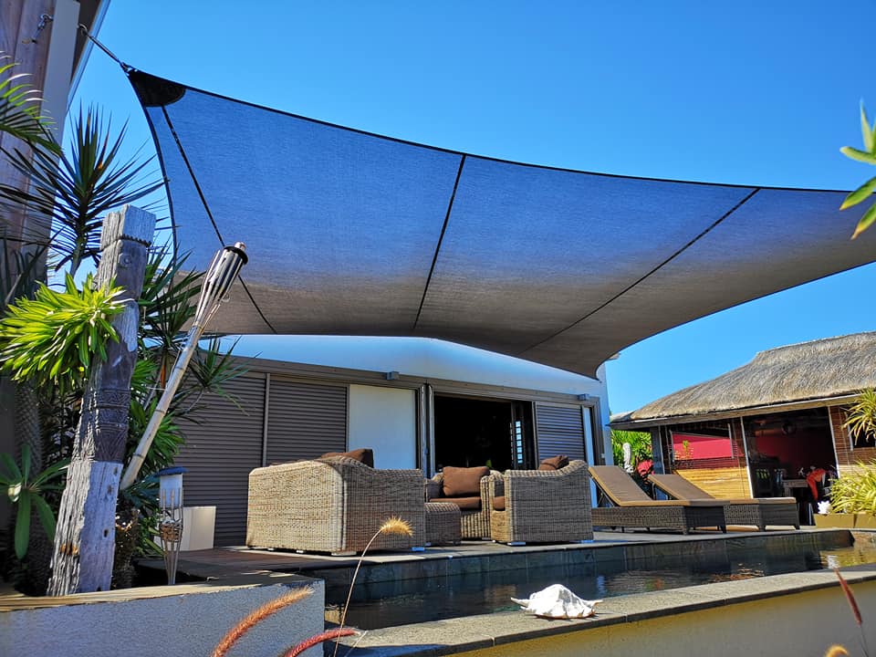 Voile d’ombrage sur mesure installée chez un particulier à La Réunion par Run Ombrage