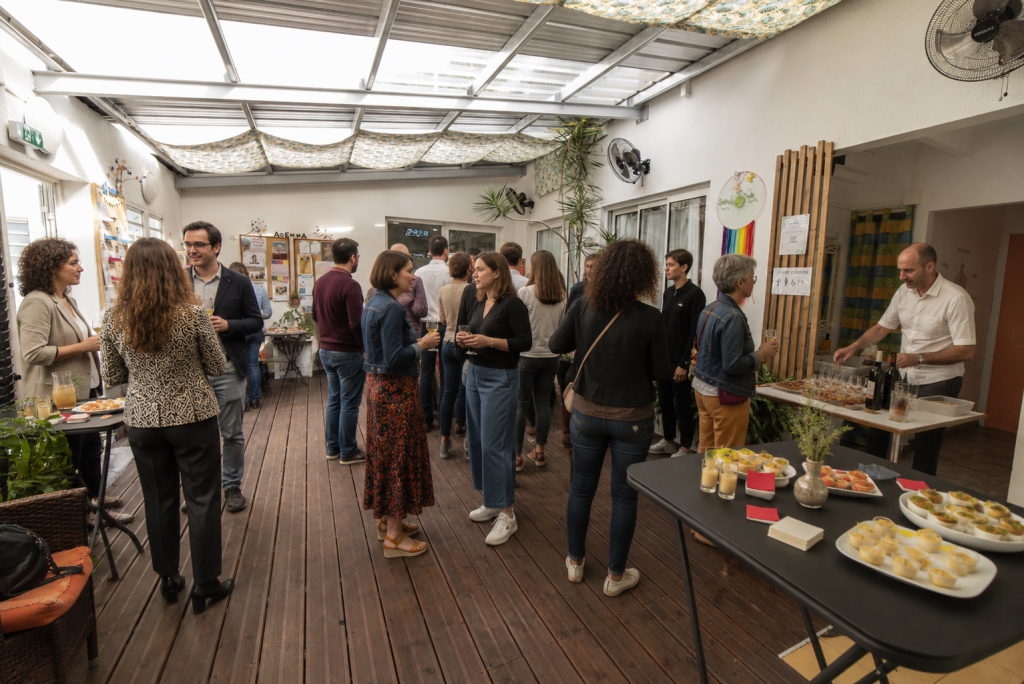 Moment convivial dans le hall du Centre