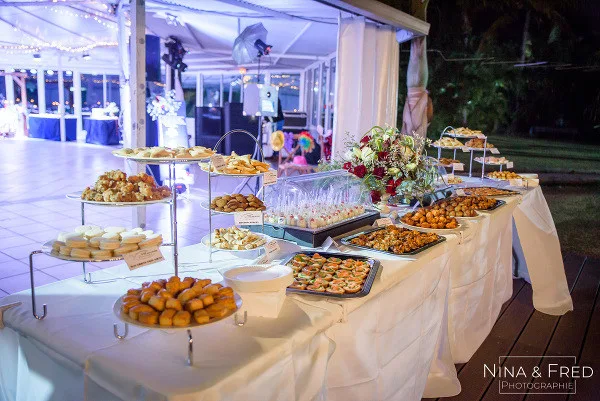 Buffet d'apéritifs créoles avec samoussas, nems et bonbons piments préparés par VH Tous Services Traiteur