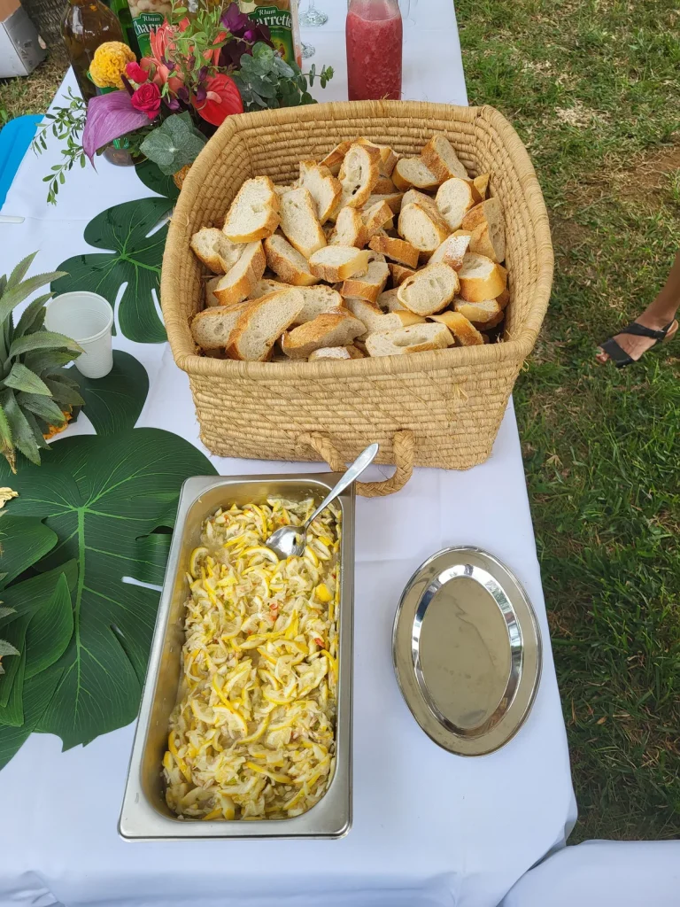 Buffet de caris créoles avec rougails et accompagnements, dressé par VH Tous Services Traiteur