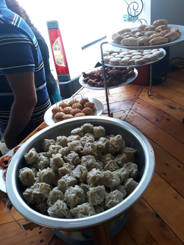 Buffet dressé pour une fête familiale par le traiteur VH Tous Services à La Réunion