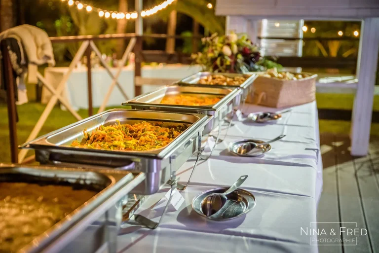 Buffet d'entrées variées aux produits pays frais dressé par VH Tous Services Traiteur à La Réunion
