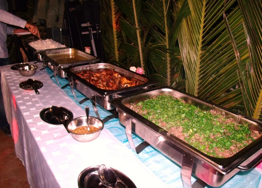 Buffet de plats chauds créoles dressé par le traiteur VH Tous Services pour une réception à La Réunion