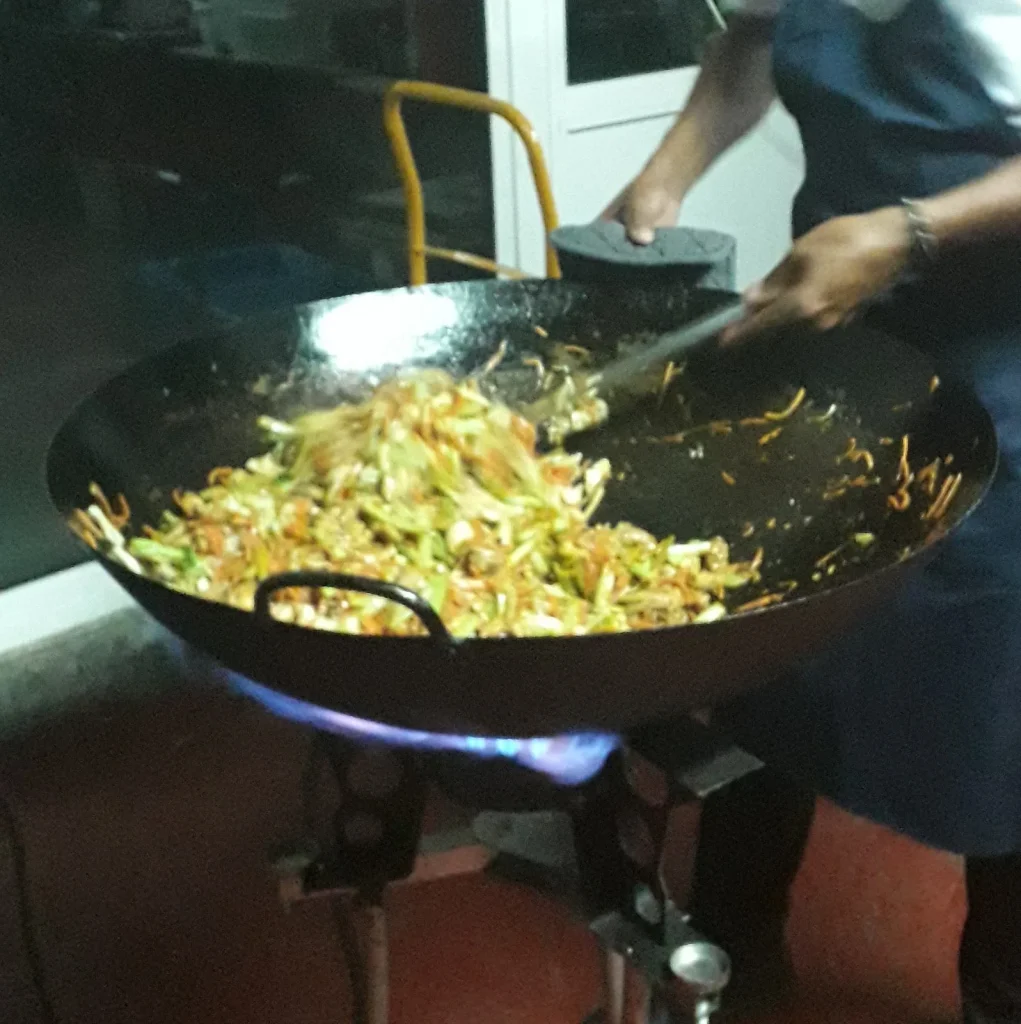 Chop suey de légumes, cuisine chinoise proposée par le traiteur VH Tous Services à La Réunion