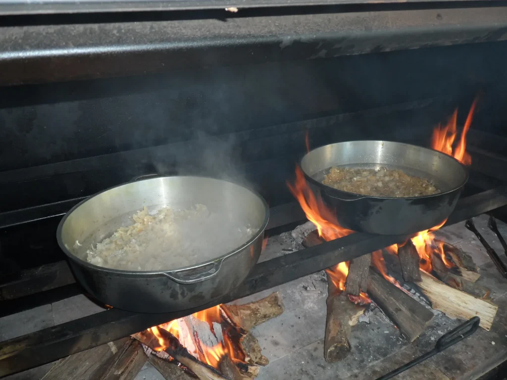 Marmites de cari créole cuites au feu de bois par VH Tous Services Traiteur à Saint-Pierre, La Réunion