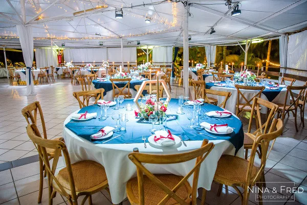 Tables et nappes blanches en location chez VH Tous Services Traiteur à La Réunion