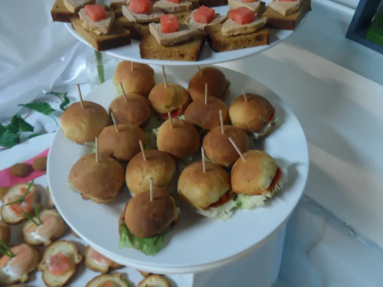 Plateau de mises en bouche salées et petits fours pour cocktail, réalisé par le traiteur VH Tous Services à La Réunion