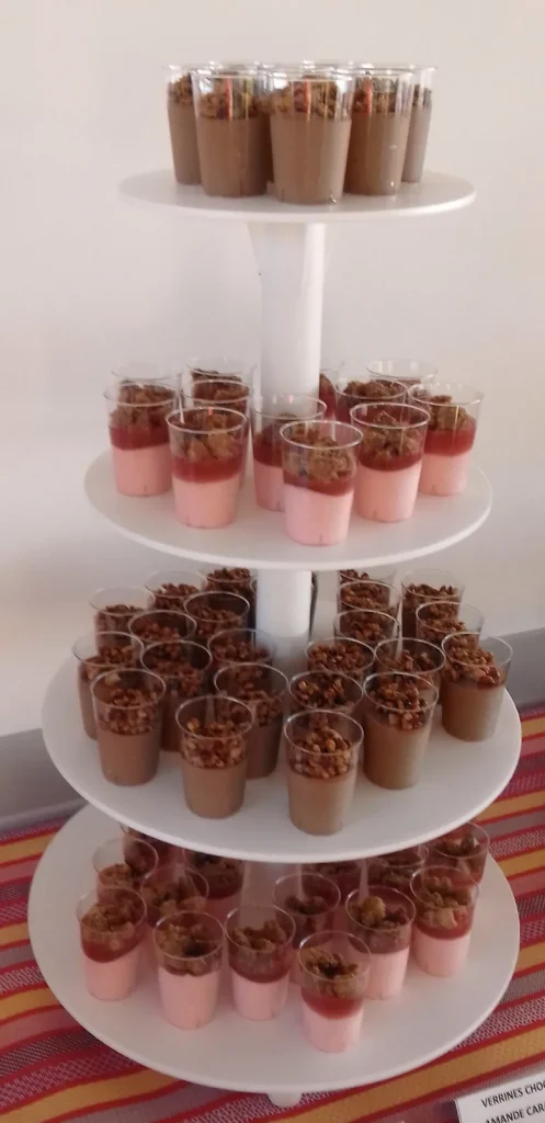 Mousse au goyavier avec crumble coco, dessert créole du traiteur VH Tous Services à La Réunion