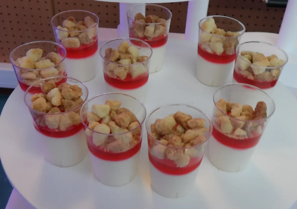 Mousse au letchi avec crumble, dessert aux fruits péi du traiteur VH Tous Services à La Réunion